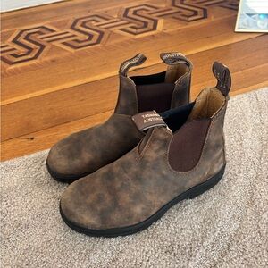 Women’s Classic Blundstone Boots in Rustic Brown size 7.5 US